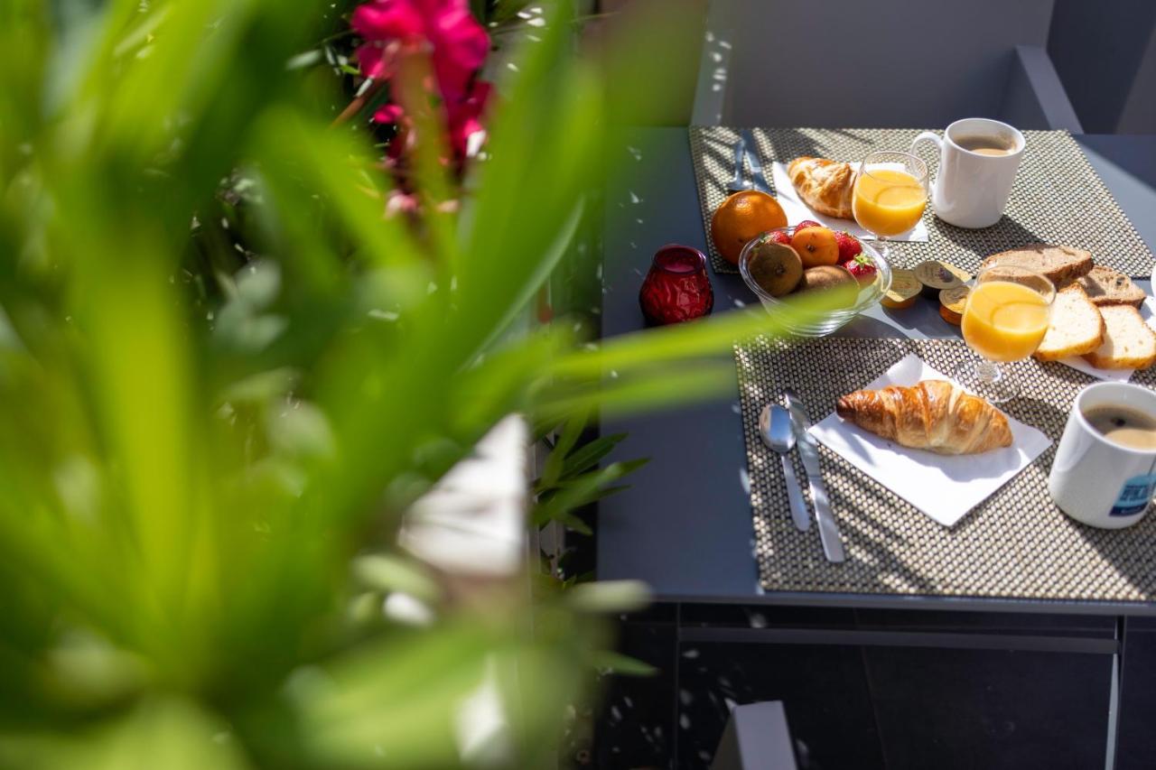 Hotel Restaurant Kyriad Frejus Exterior photo