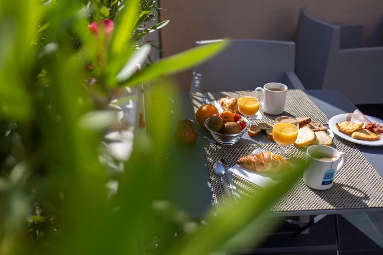 Hotel Restaurant Kyriad Frejus Exterior photo