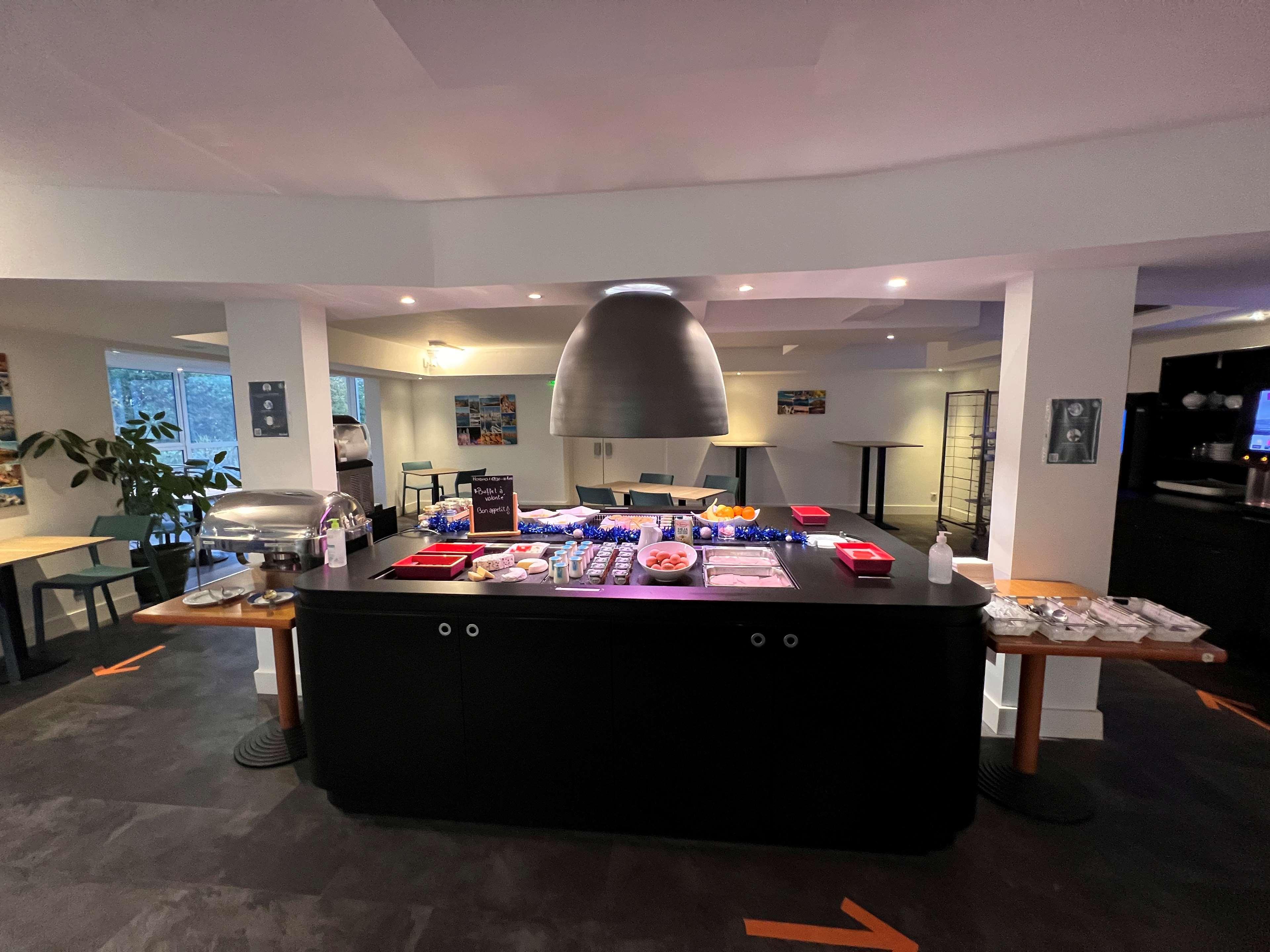 Hotel Restaurant Kyriad Frejus Exterior photo
