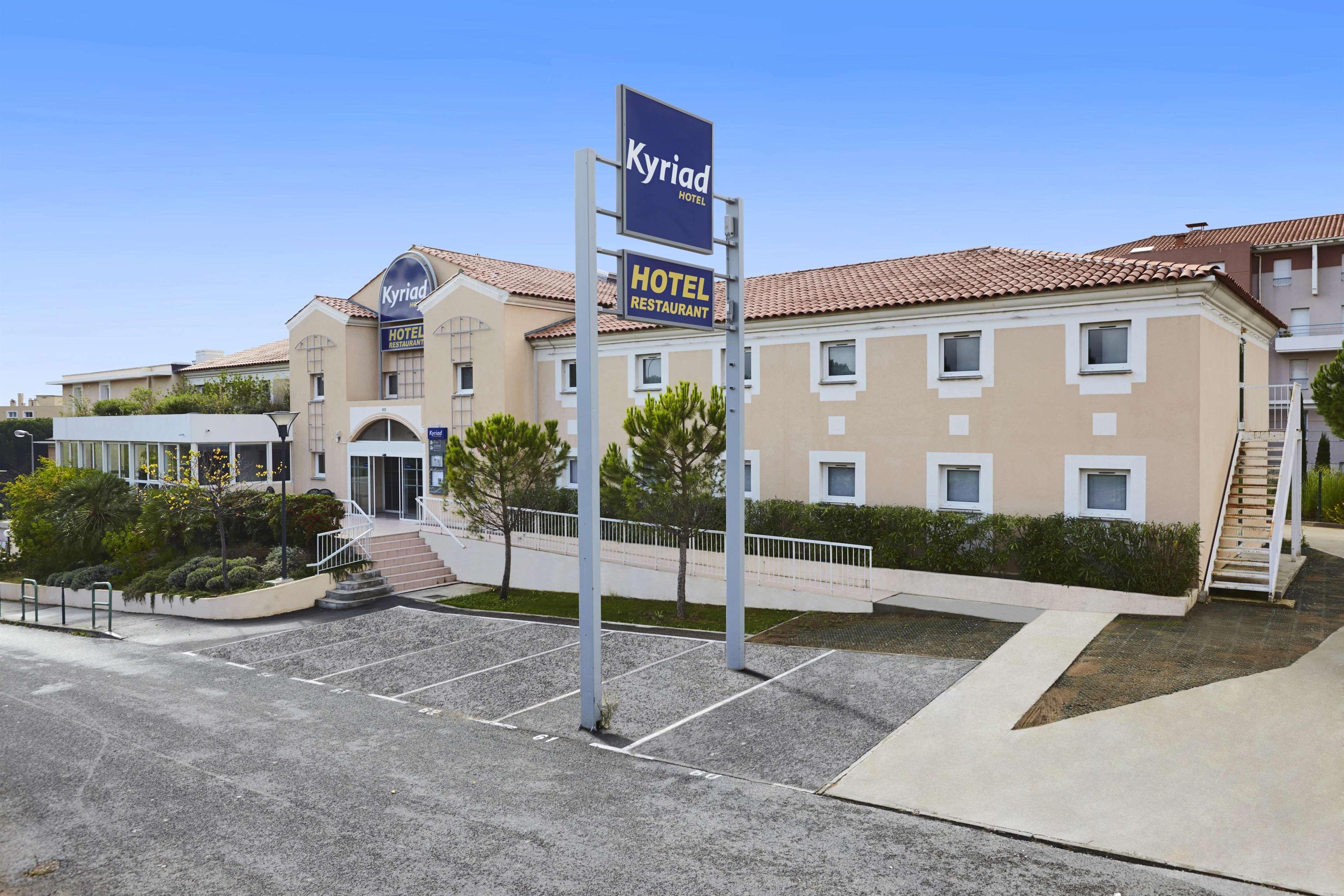 Hotel Restaurant Kyriad Frejus Exterior photo