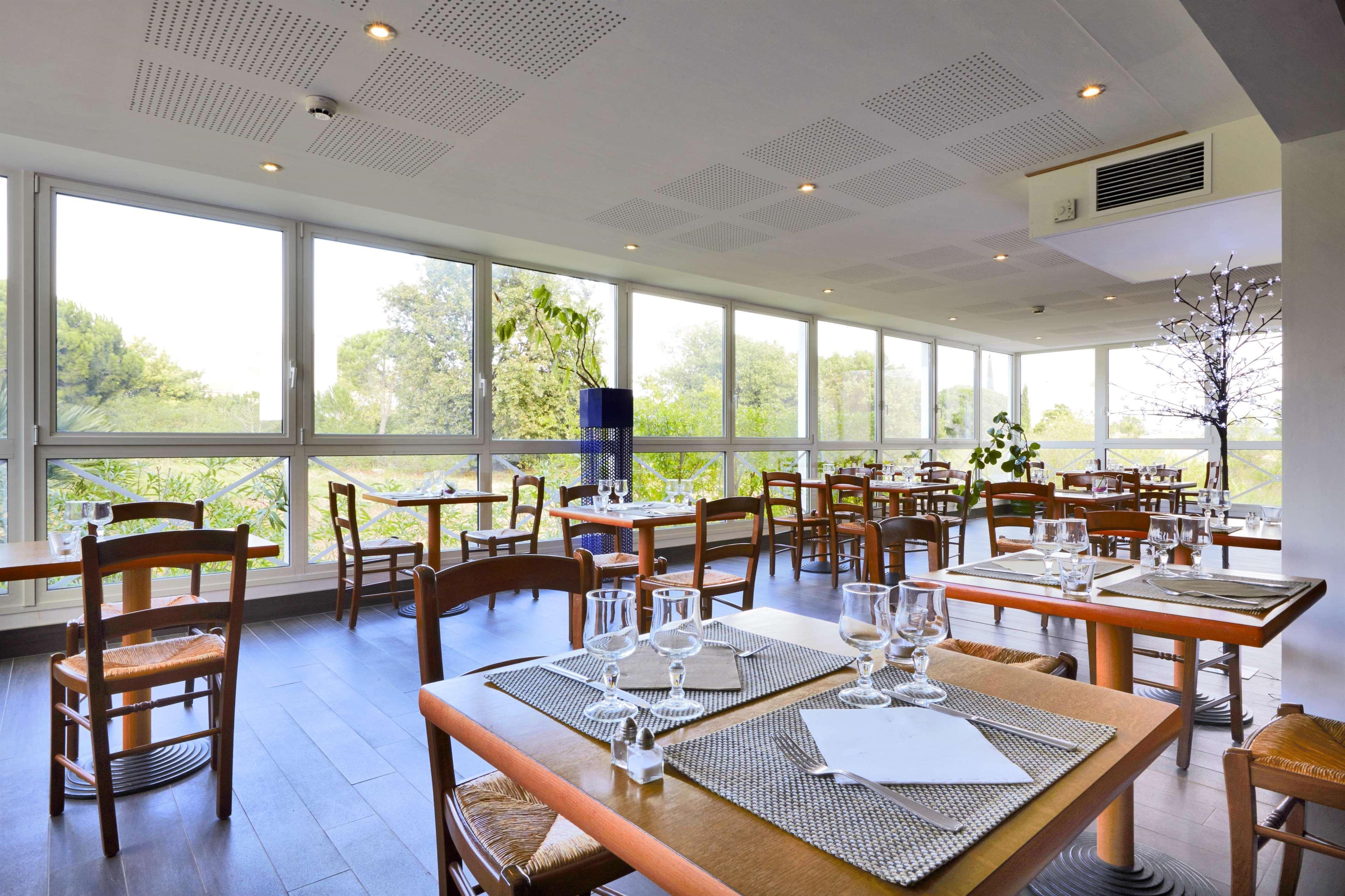 Hotel Restaurant Kyriad Frejus Exterior photo