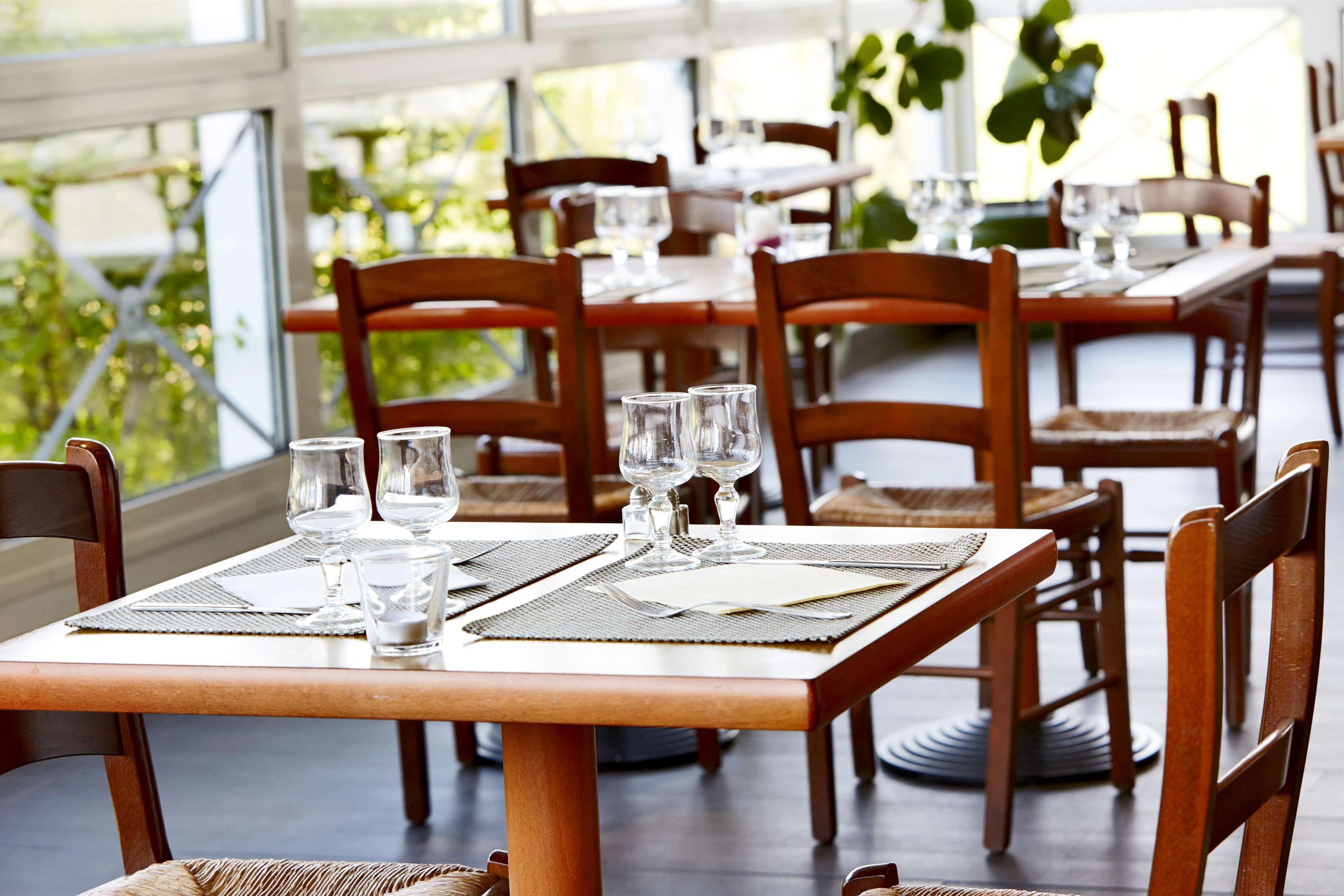 Hotel Restaurant Kyriad Frejus Exterior photo
