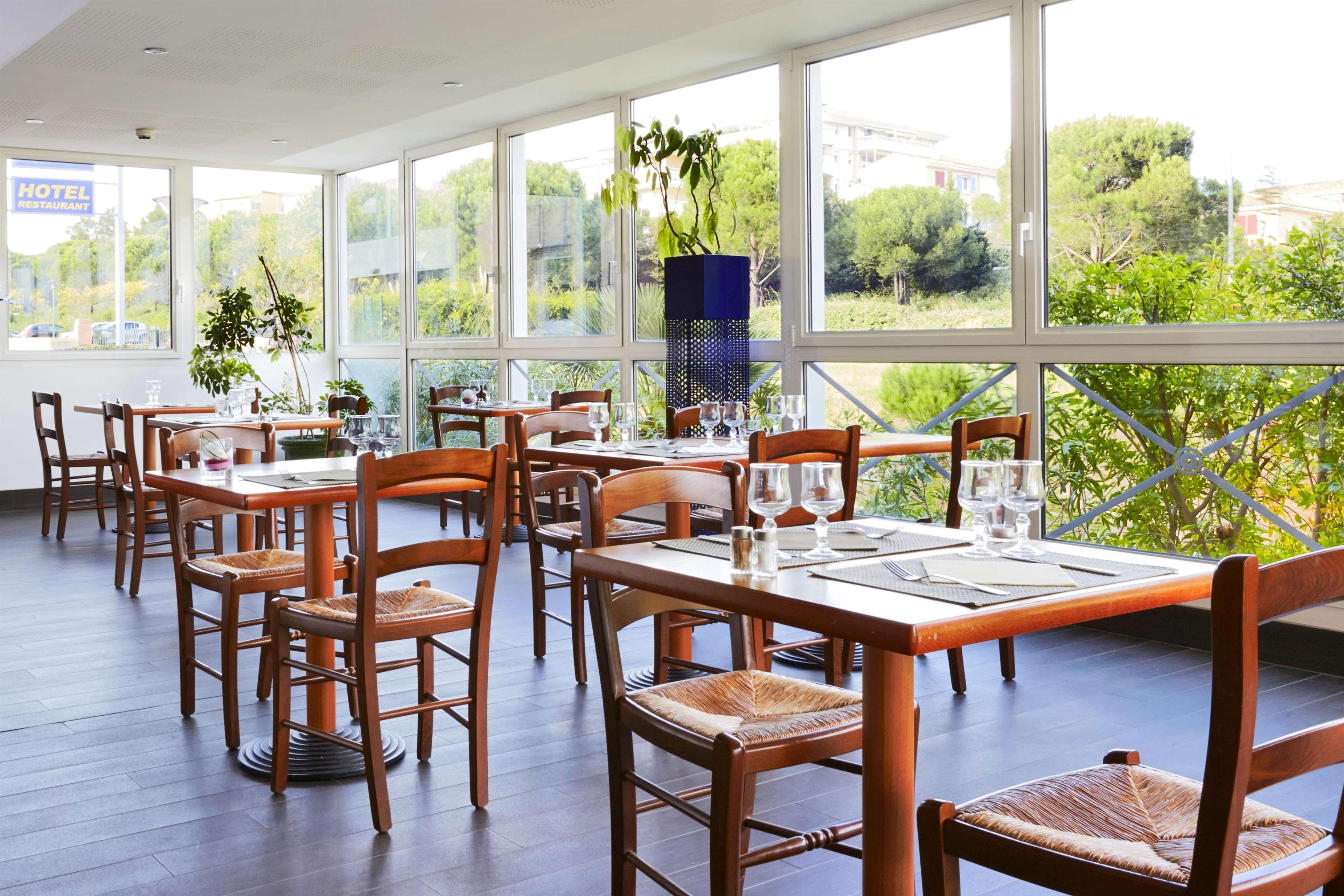 Hotel Restaurant Kyriad Frejus Exterior photo
