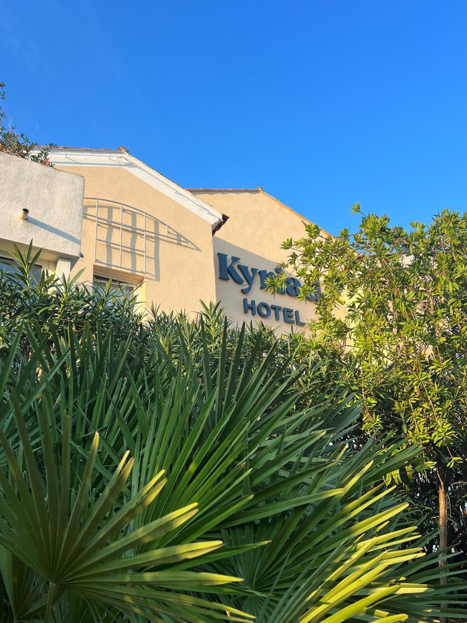 Hotel Restaurant Kyriad Frejus Exterior photo