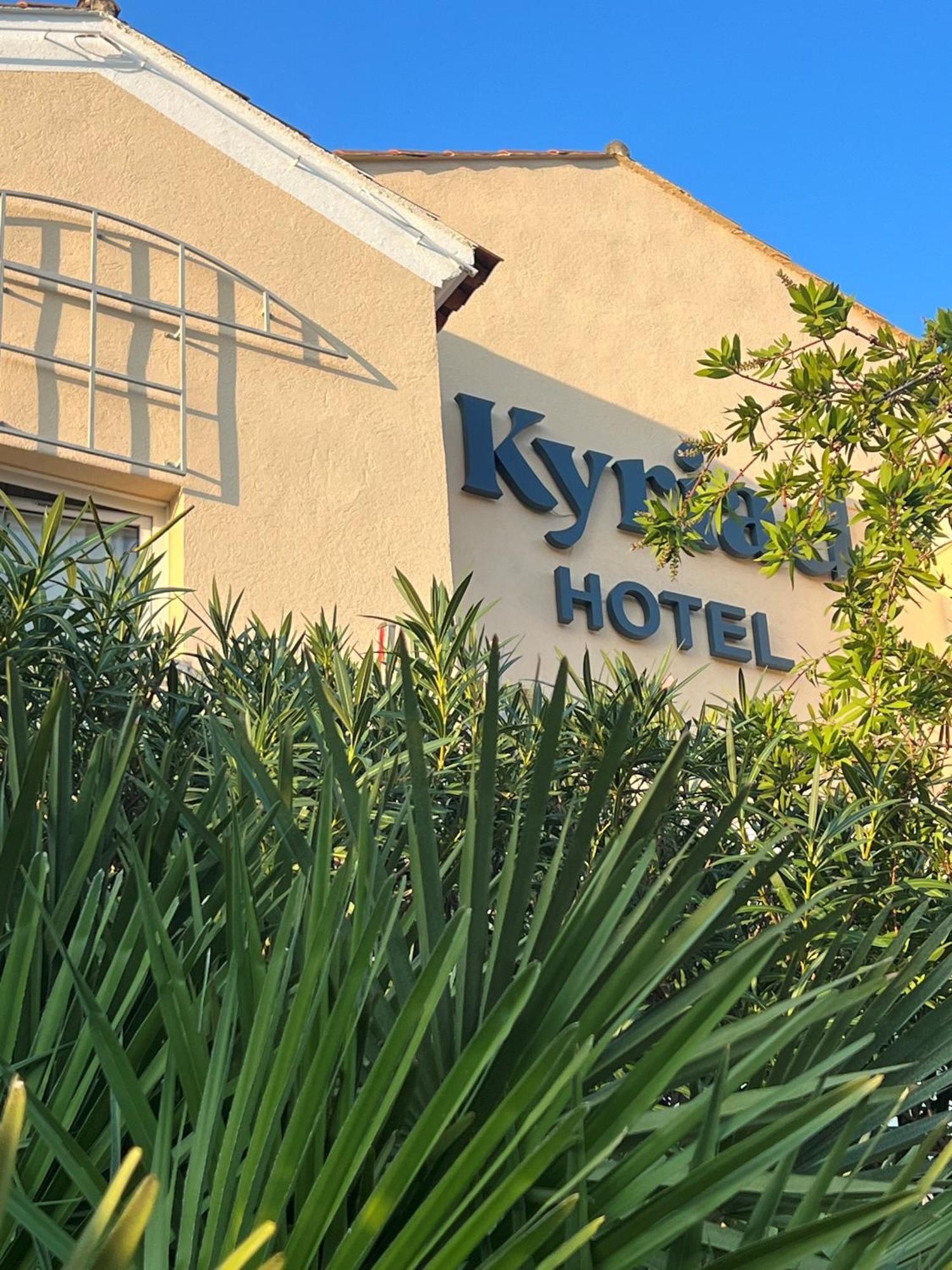 Hotel Restaurant Kyriad Frejus Exterior photo