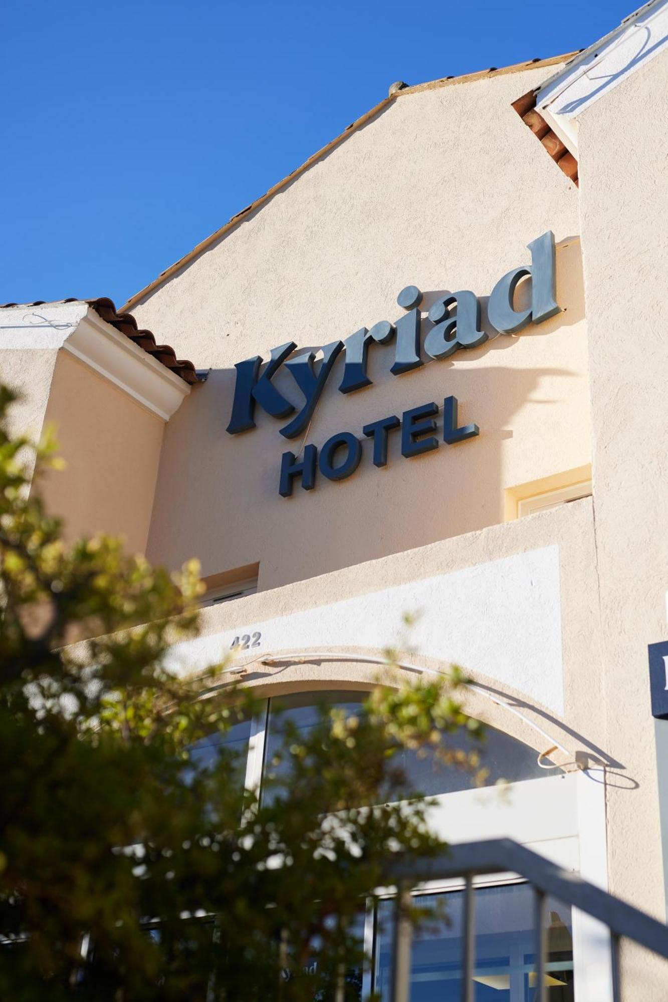 Hotel Restaurant Kyriad Frejus Exterior photo