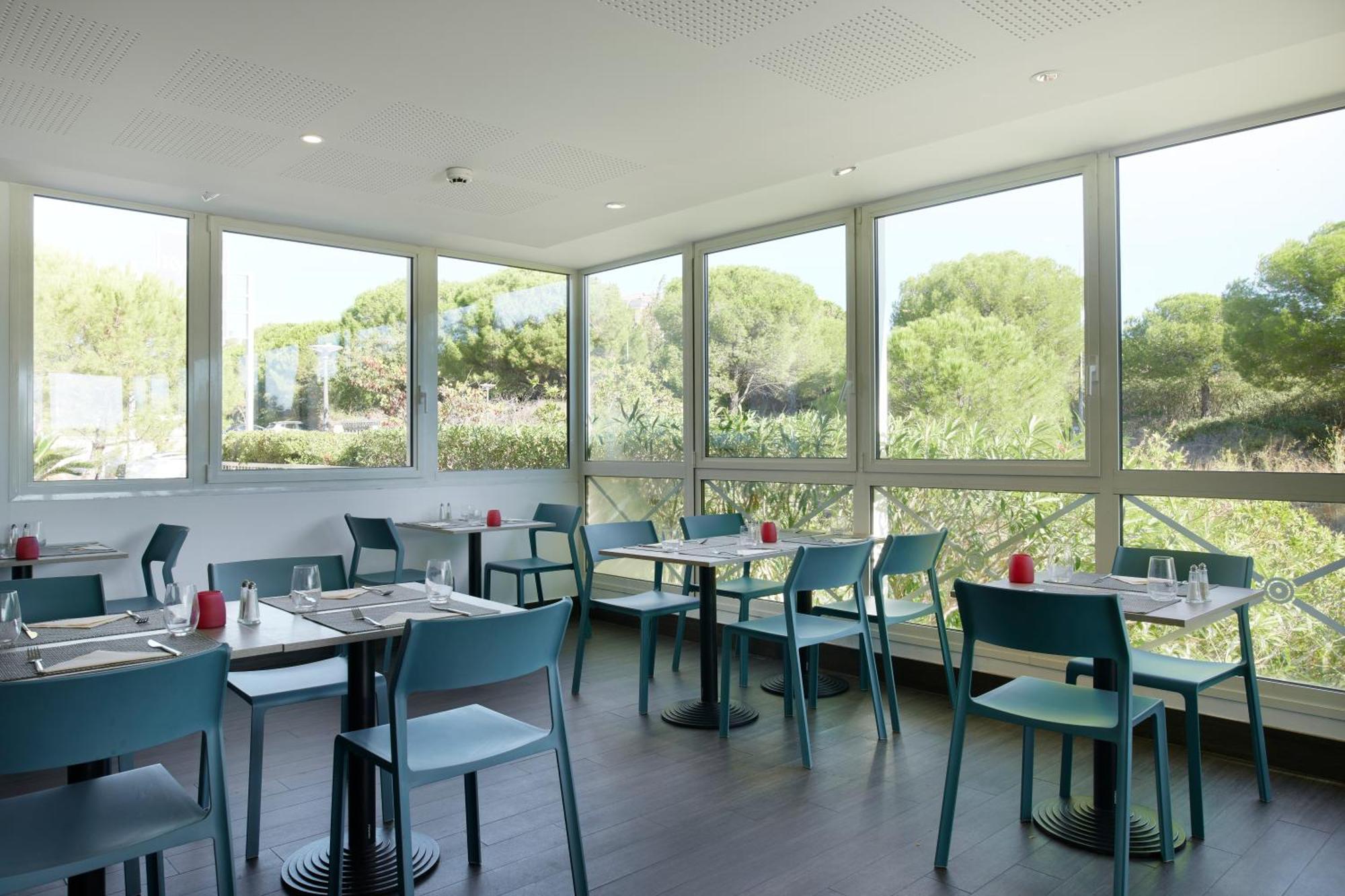 Hotel Restaurant Kyriad Frejus Exterior photo