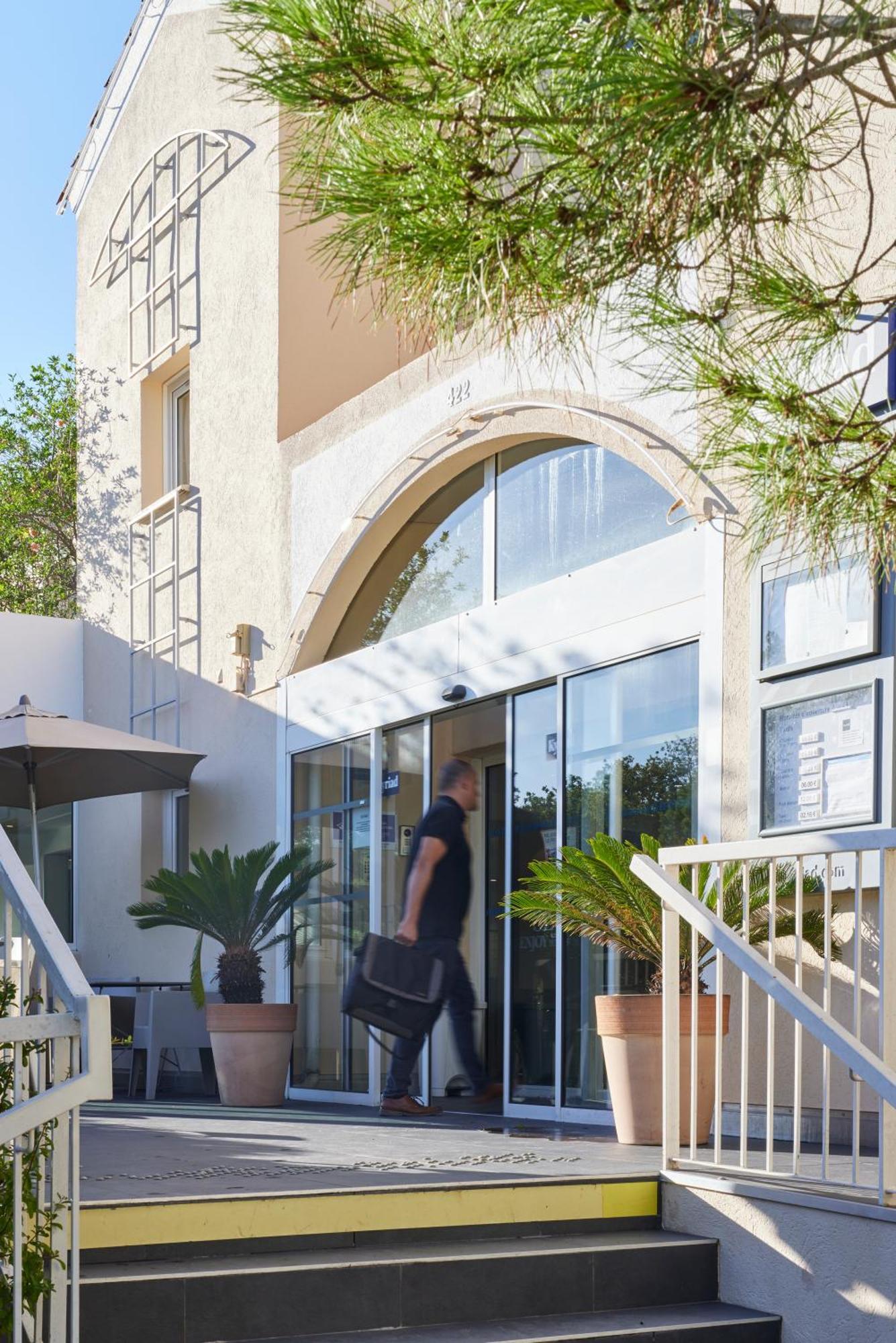 Hotel Restaurant Kyriad Frejus Exterior photo